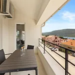 아파트 Enchanting Summer With Sea View