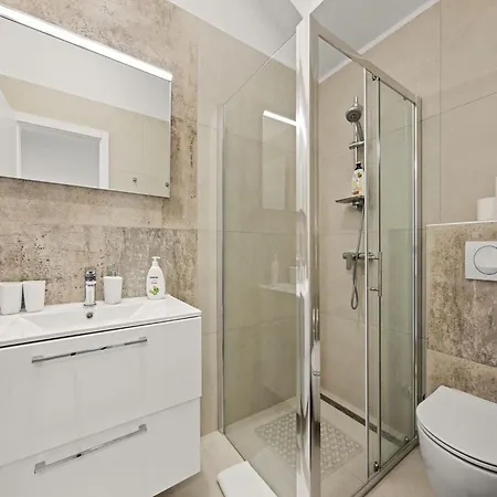 아파트 Enchanting Summer With Sea View