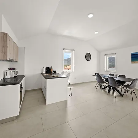 公寓 Enchanting Summer With Sea View